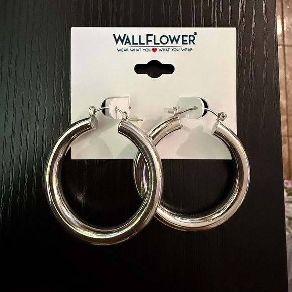 Wallflower Jewelry - Wallflower silver tone chuncky medium hoops